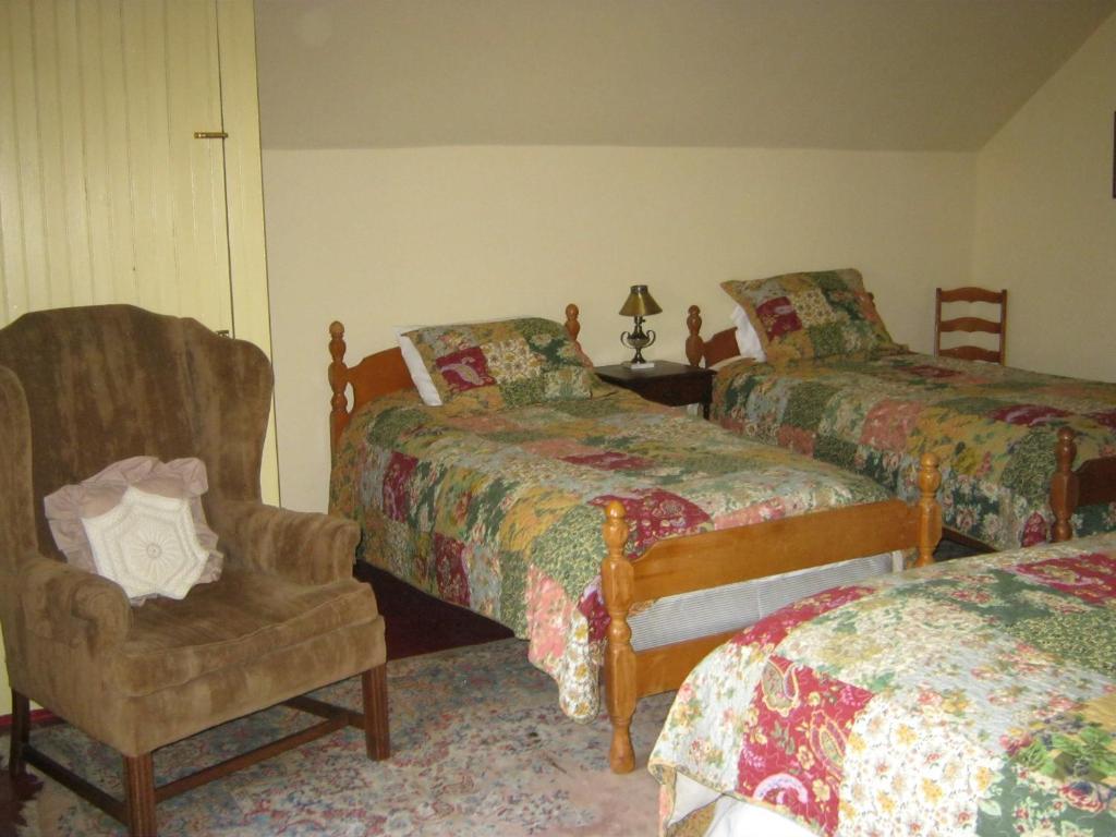 Stone Hearth Inn And Eatery Chester Room photo