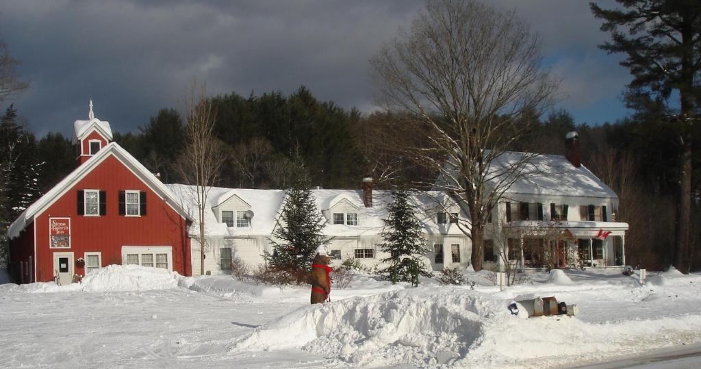 Stone Hearth Inn And Eatery Chester Exterior photo